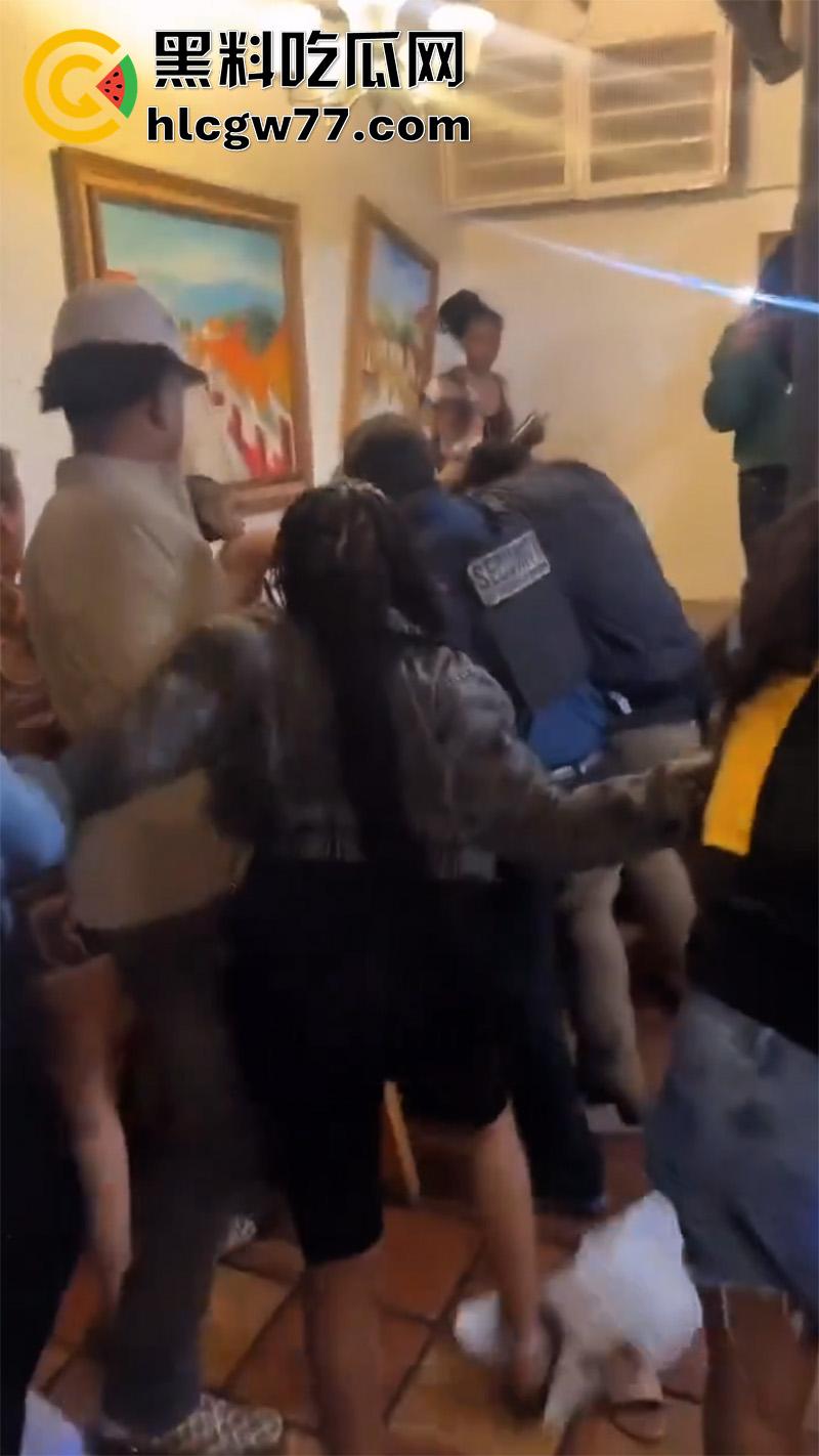 国外男子暴打女权,女权团体聚餐闹事,竟将其妻子拉入其中洗脑,大哥单枪匹马大战100女拳!-3