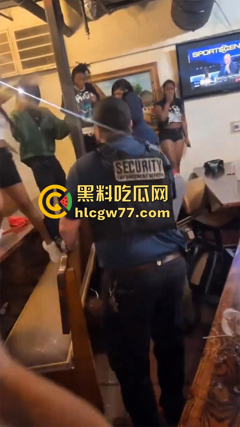国外男子暴打女权,女权团体聚餐闹事,竟将其妻子拉入其中洗脑,大哥单枪匹马大战100女拳!-4