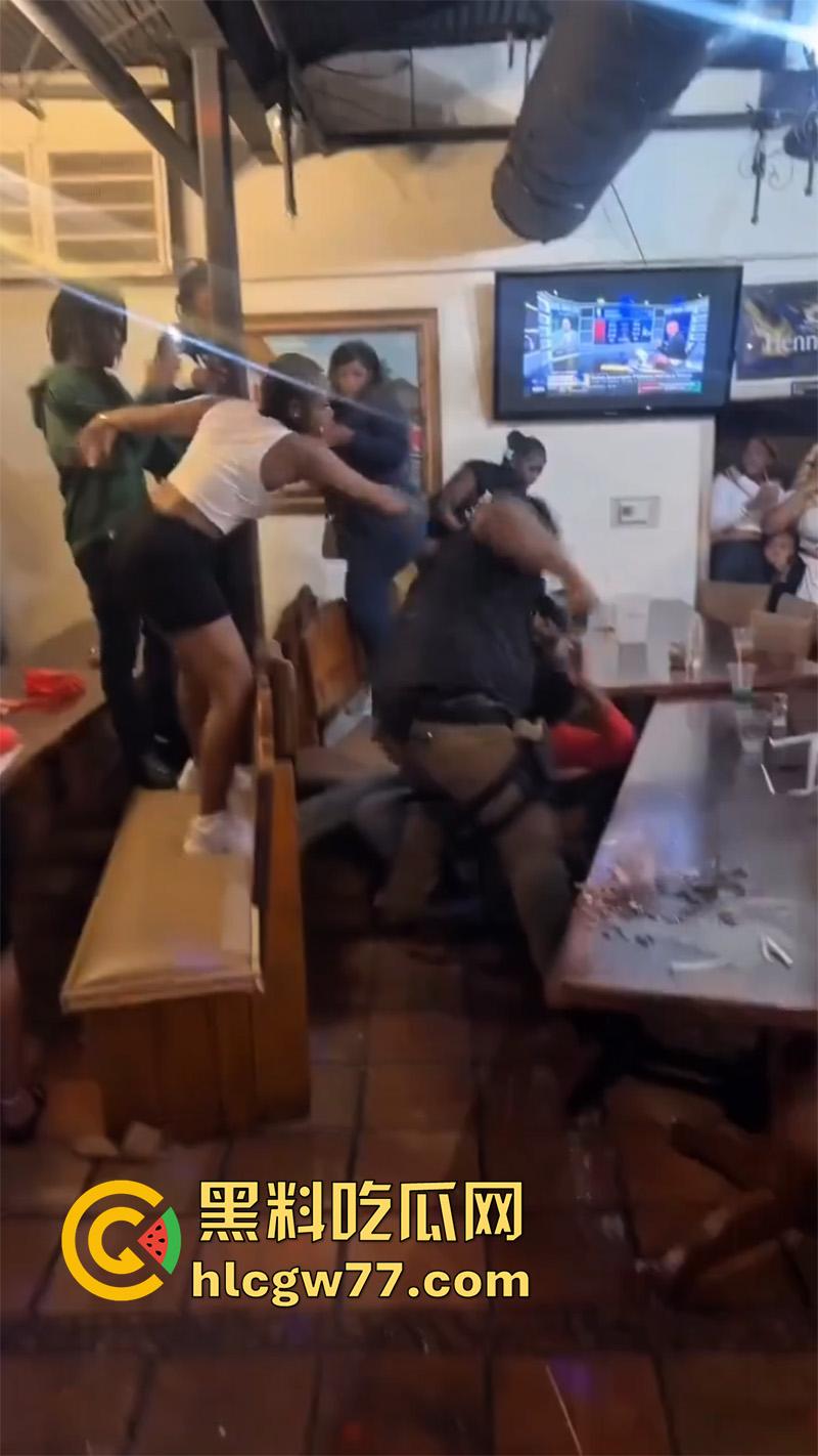 国外男子暴打女权,女权团体聚餐闹事,竟将其妻子拉入其中洗脑,大哥单枪匹马大战100女拳!-5