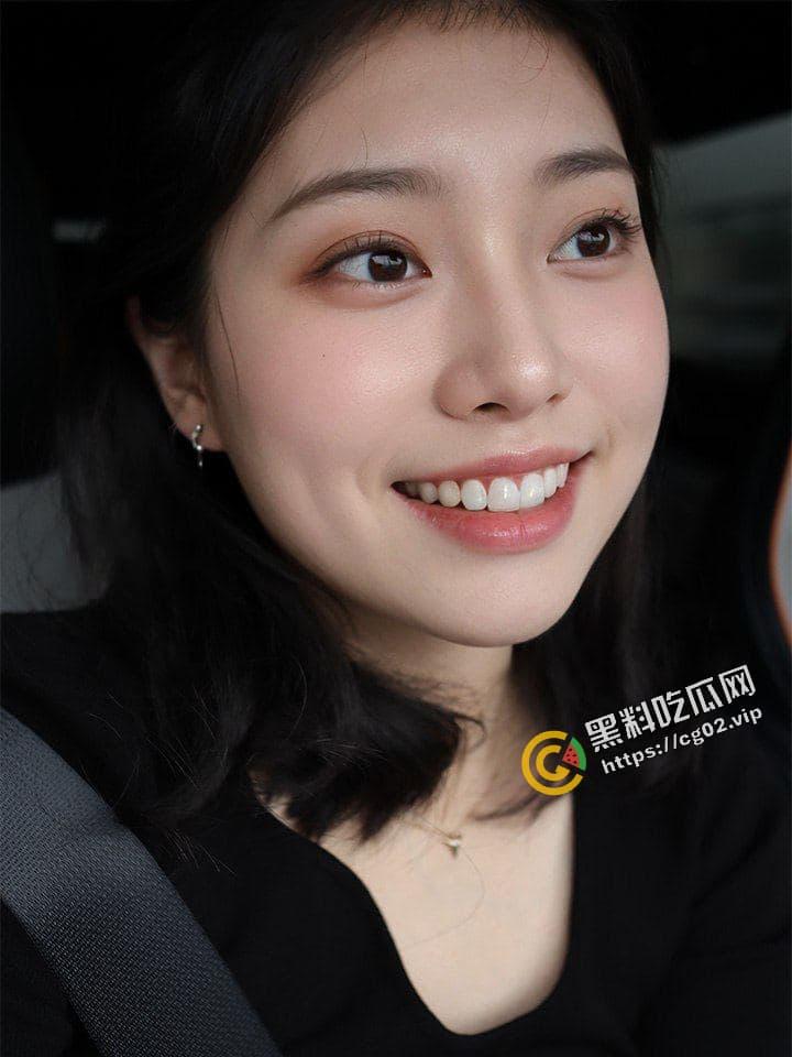 渣男曝光 反差极品女友 秦嘉倪 肥臀美鲍白虎 连体黑丝被男友抱腿猛操 长枪直入 眼镜母狗淫叫不断 这大肉屁股后入的视觉冲击-1