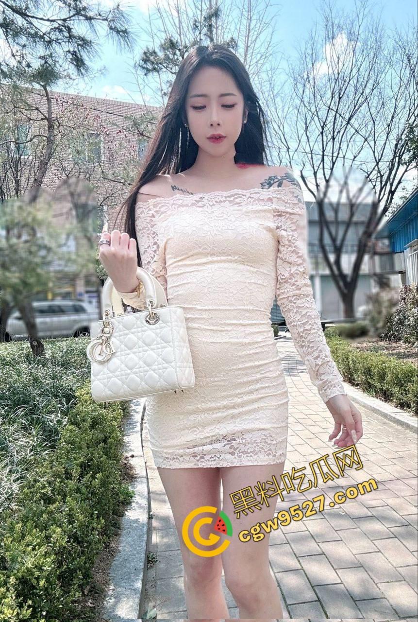 放荡精神小妹嫩穴纹莲花,纹身师火撩湿身大战,情欲四溢,人间失格,尽诉痴女欲求!-1