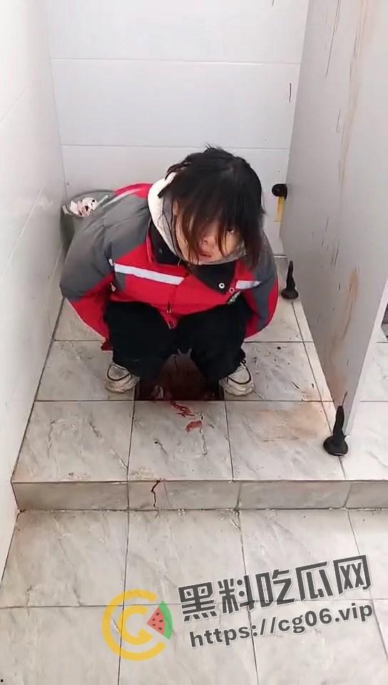 陕西咸阳旬邑县职田中学女生厕所生娃!跟拉屎一样直接拉出来 满地血浆 小孩估计早没气了 真的是地狱开局了-2
