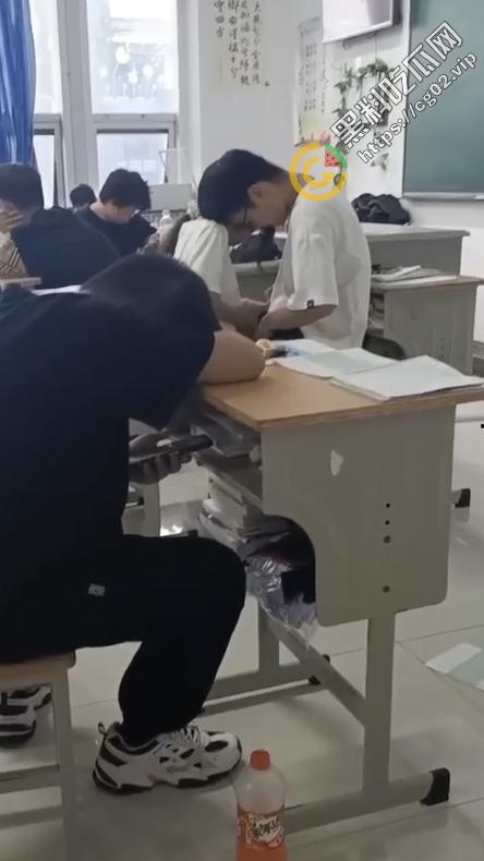 狗男女!教室当着这么多人竟然干起来了?!-3