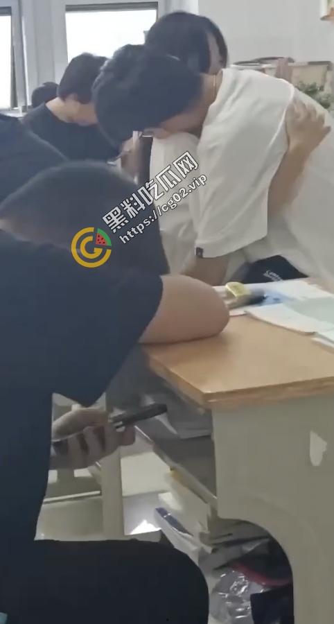 狗男女!教室当着这么多人竟然干起来了?!-4