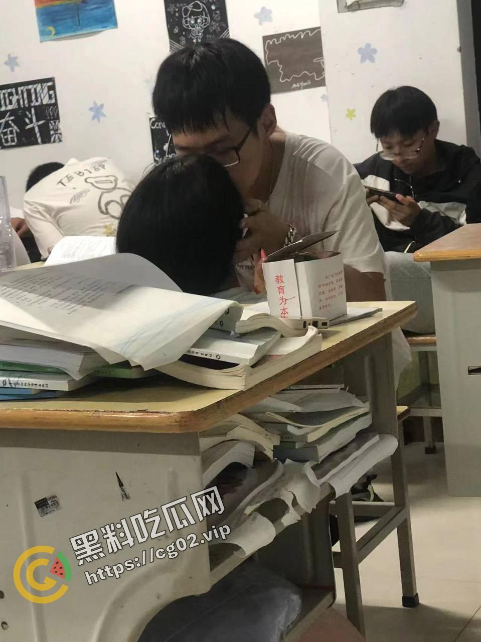 狗男女!教室当着这么多人竟然干起来了?!-6