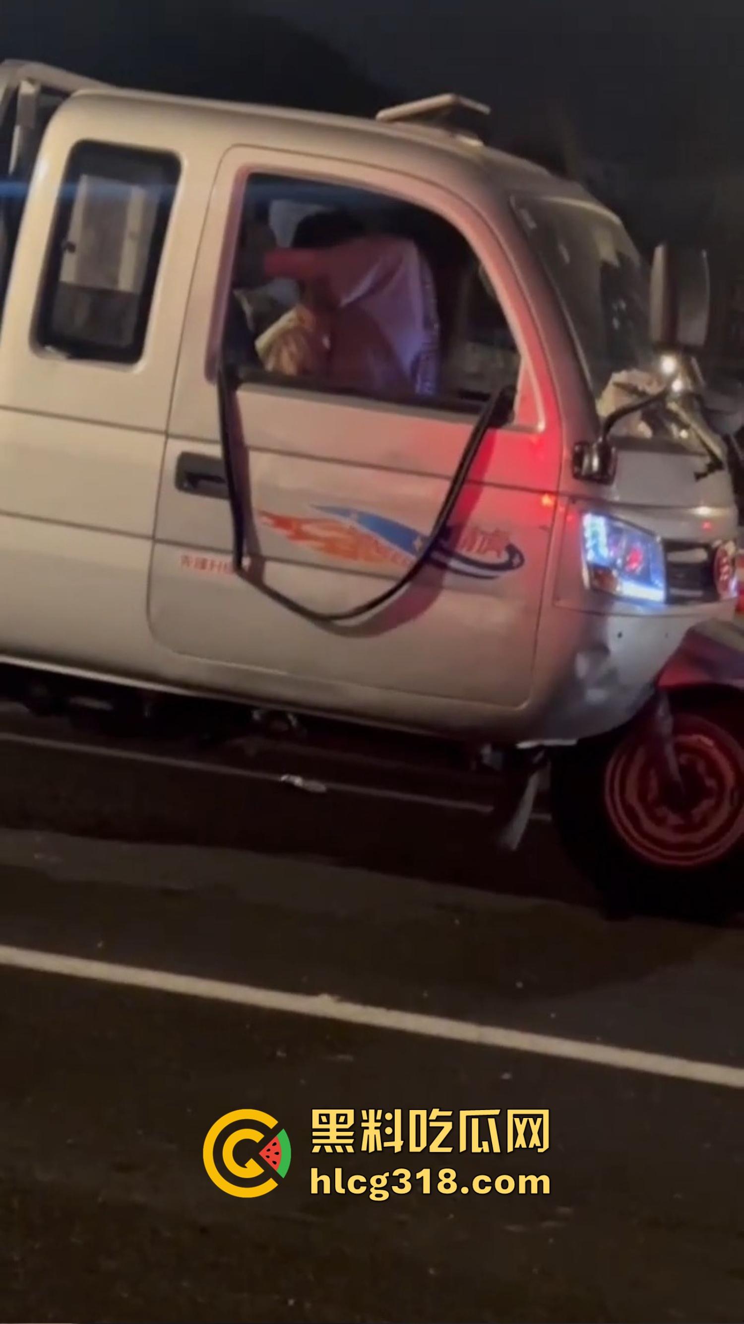 三轮车大爷路边实战清纯学生妹,车震视频曝光抖音狂传,观音坐莲抽到车架变形,这是低保换来的幸福吗?-5