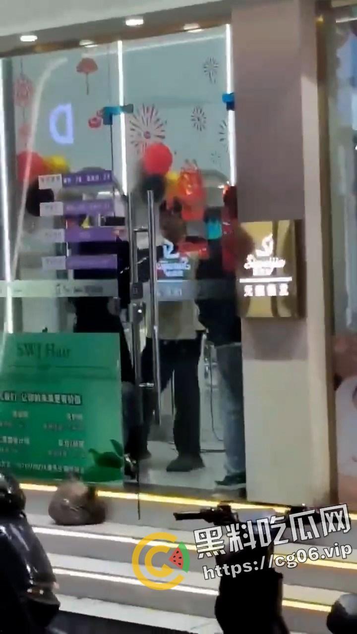 广州天河区斯维珈理发沙龙 顾客不满发型与理发师起冲突 被理发师扎爆眼球 现场画面曝光 过于血腥-2