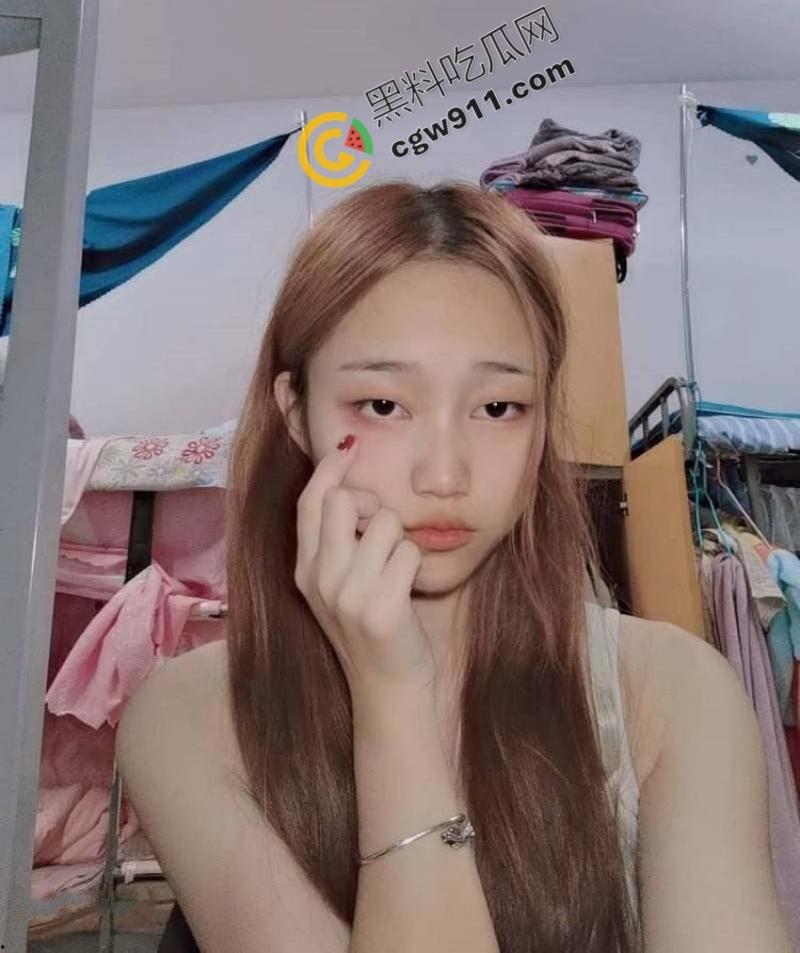 四川成都22岁高颜值厂妹下海卖逼,狂野床技让男子疯狂,丰满奶子,露脸口交,尽享极致快感!-1