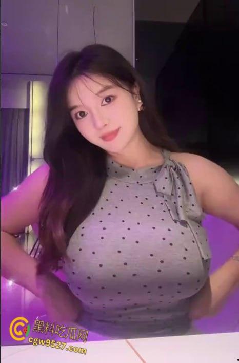 抖音网红【赫本】，和金主金主一对一裸聊，疯狂抚摸傲人巨乳，活像渴望鸡巴的母狗 !-2