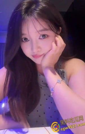 抖音网红【赫本】，和金主金主一对一裸聊，疯狂抚摸傲人巨乳，活像渴望鸡巴的母狗 !-4