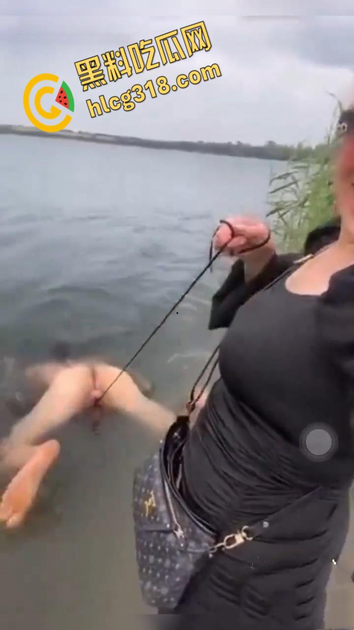 调教男奴最爽玩法,绳子栓鸡巴上下河游泳,这是遛鸟还是遛狗,不得不佩服老外的调教手段 !-6