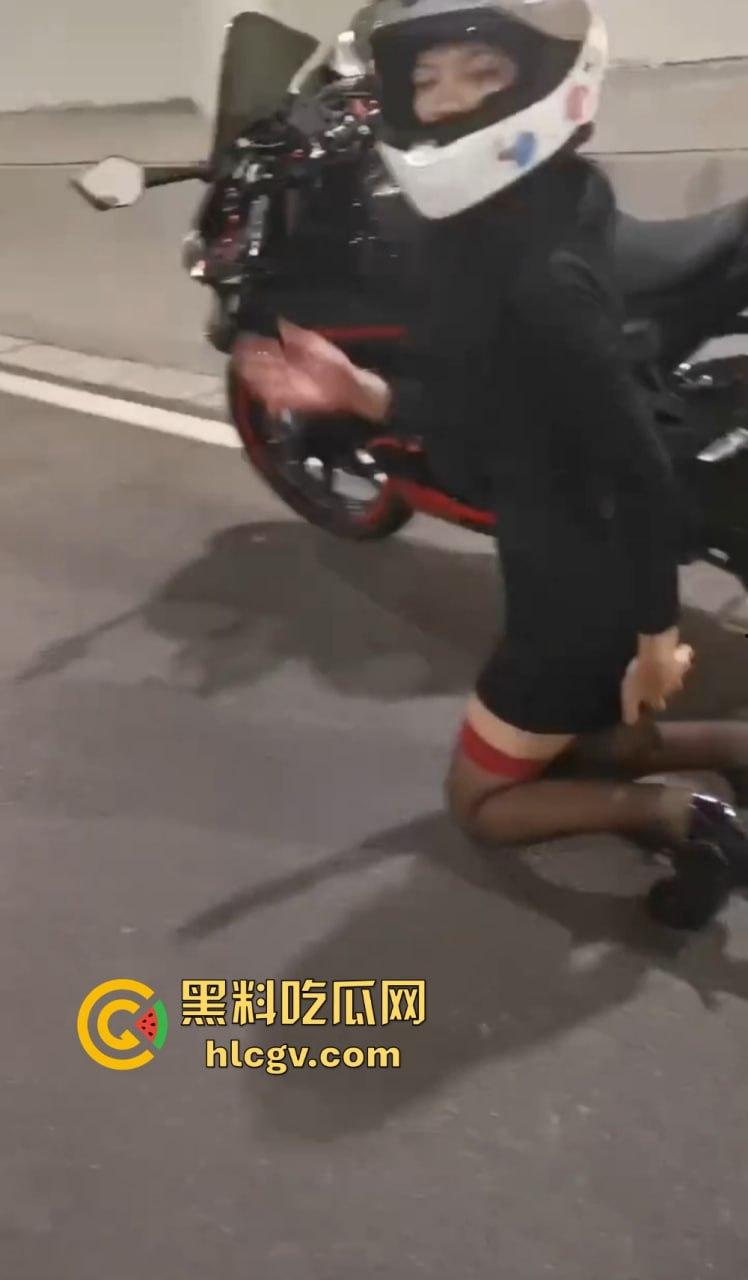 机车媛写真为流量拼命!杜卡迪一震白带外流,跪地当狗摆拍简直骚出新高度!-5