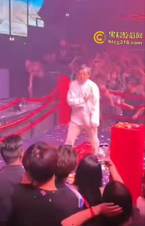 马保国酒吧商演假戏真做险被揍出鼻血!幸好主持人救场,不然闪电五连鞭要失传了!-3