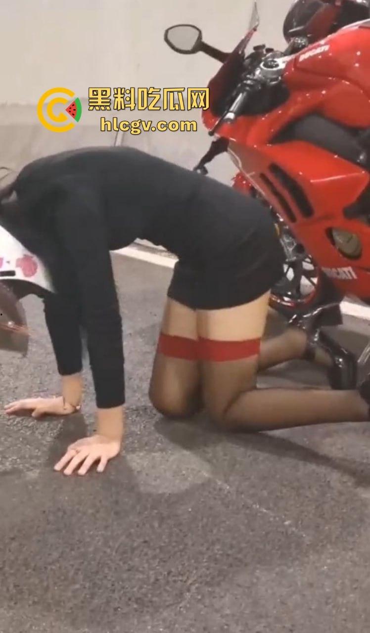 机车媛写真为流量拼命!杜卡迪一震白带外流,跪地当狗摆拍简直骚出新高度!-9