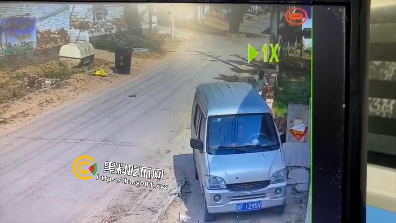 山东聊城市冠县六旬男子当街伤害9岁男童 拿起头来在墙上砸的血肉模糊 现场无码视频流出-3