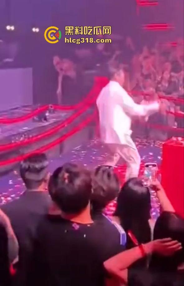 马保国酒吧商演假戏真做险被揍出鼻血!幸好主持人救场,不然闪电五连鞭要失传了!-4