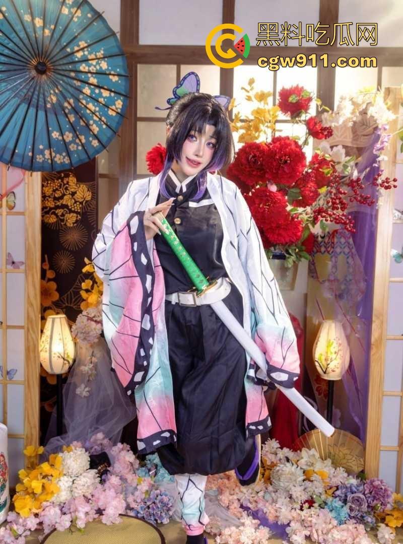 海外极品福利姬【Byoru】cos鬼灭之刃蝴蝶忍,童颜巨乳妖娆妩媚身姿,巨乳在布料下呼之欲出!-2