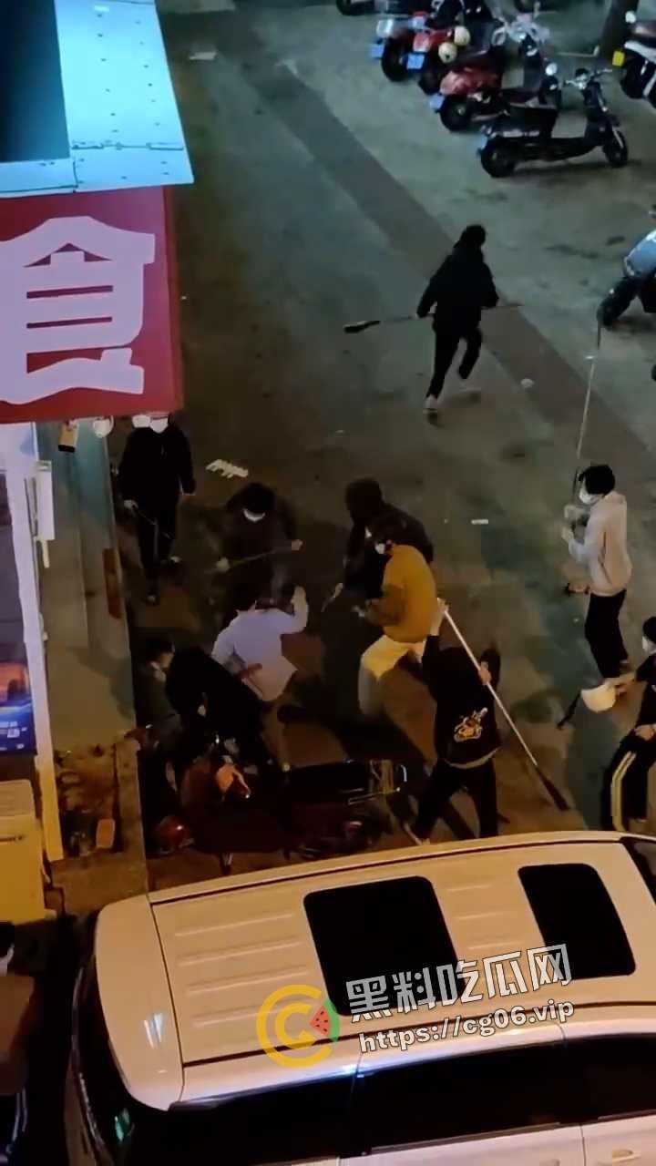 海南三亚商品街精神小伙再闹事!大砍刀抡起来就砍 警察劝架连警察都干 现场画面热血沸腾-1