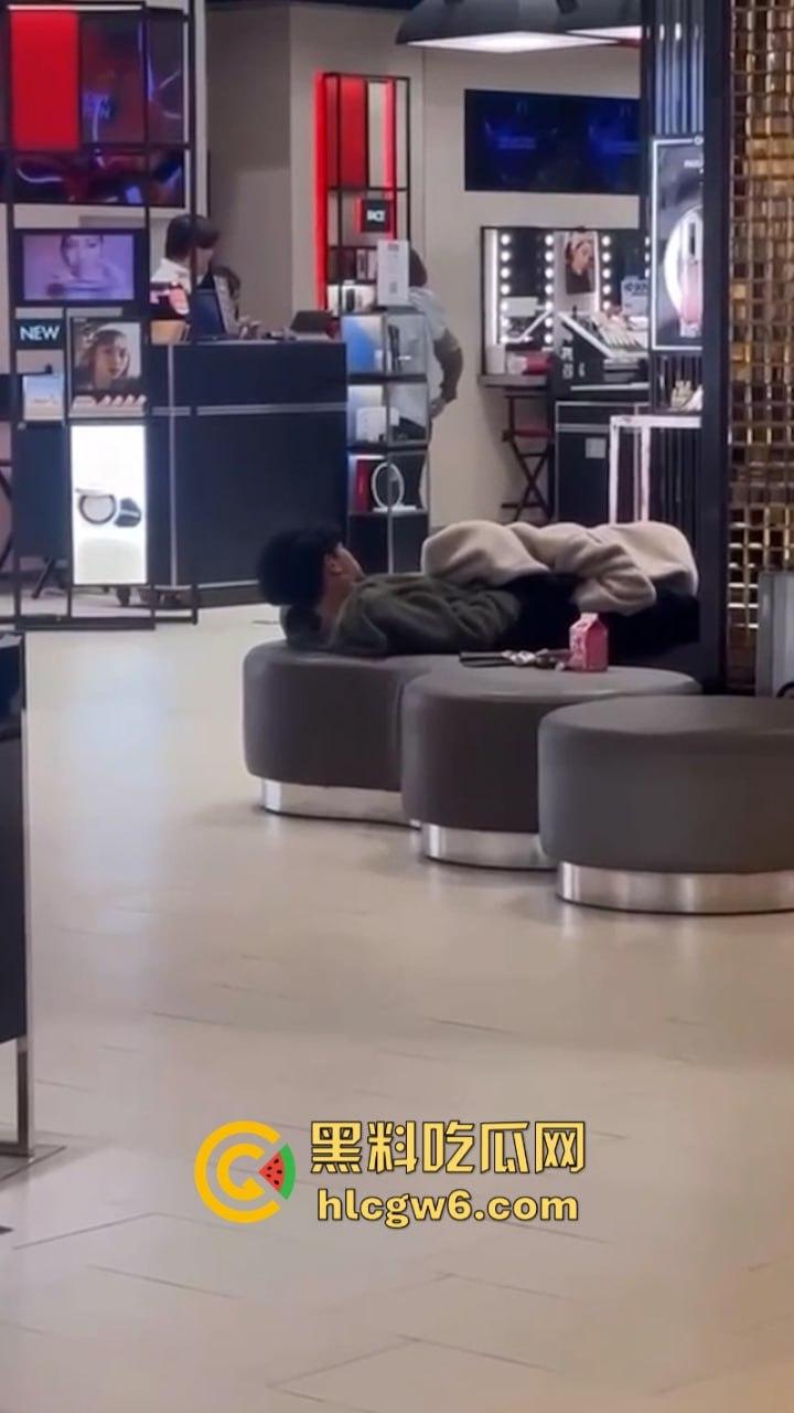 小情侣在商场专柜前刺激吃鸡口交 柜姐全程偷拍偷笑 笑的十分猥琐是也想被操了吗?-3