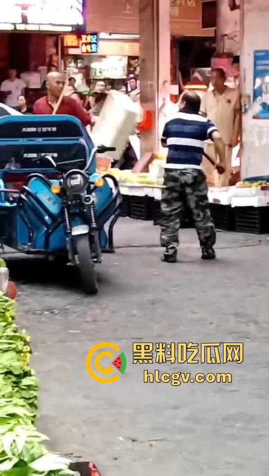 广东菜市场两个加起来100岁的大爷大妈打得不亦乐乎!年纪不小了火气还挺大!-1