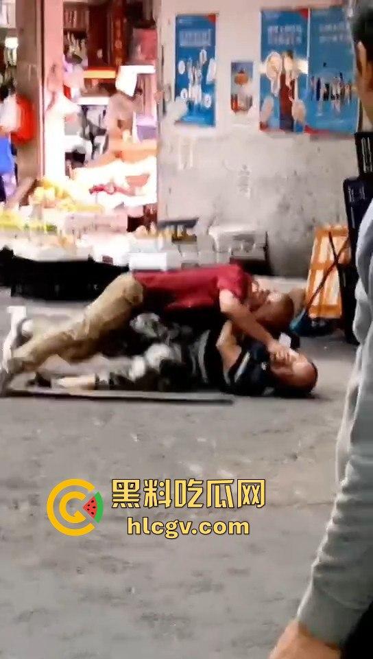 广东菜市场两个加起来100岁的大爷大妈打得不亦乐乎!年纪不小了火气还挺大!-6