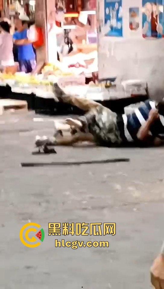 广东菜市场两个加起来100岁的大爷大妈打得不亦乐乎!年纪不小了火气还挺大!-7