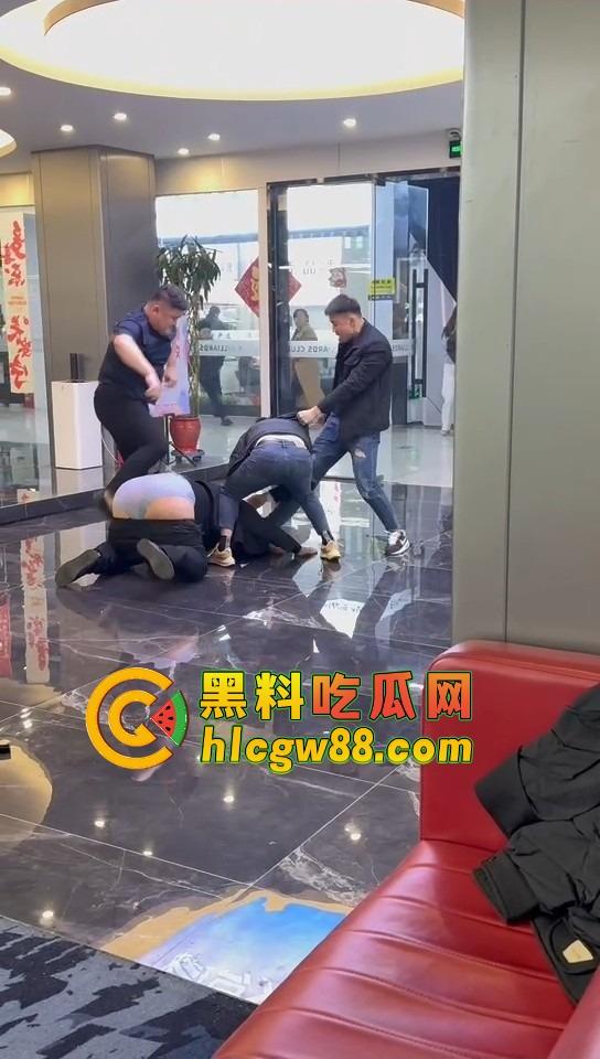 石家庄台球厅惊现羞耻格斗，3个小壮年打架上头 不光揍人 还直接扒裤子 多少有点冒昧了吧？-6