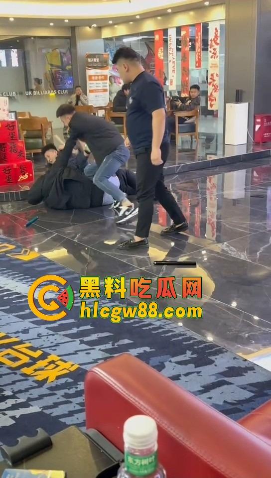 石家庄台球厅惊现羞耻格斗，3个小壮年打架上头 不光揍人 还直接扒裤子 多少有点冒昧了吧？-8