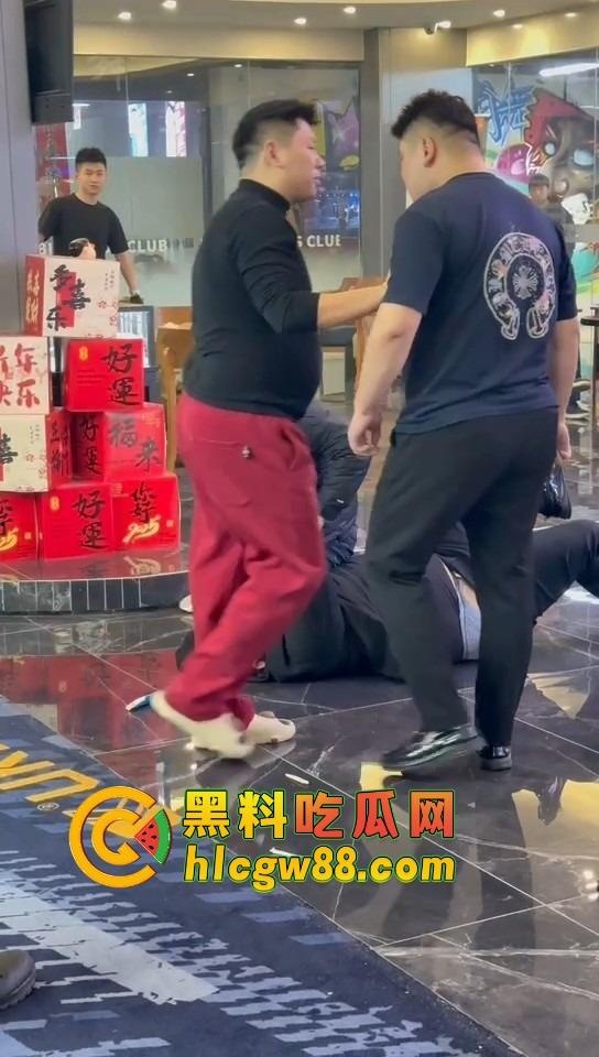 石家庄台球厅惊现羞耻格斗，3个小壮年打架上头 不光揍人 还直接扒裤子 多少有点冒昧了吧？-10