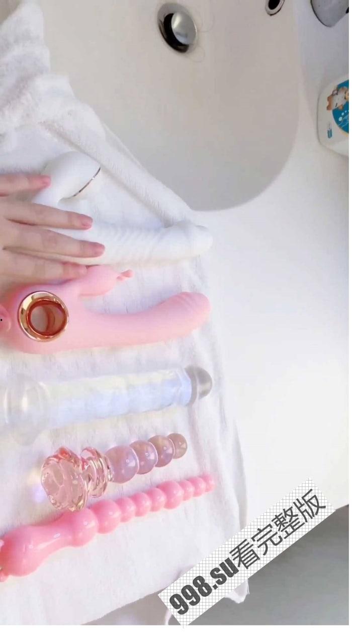 顶级露出艺术家『娜娜』最新脱衣裸舞洗澡紫薇篇 肆意玩弄青春肉体 逼脸同框-1