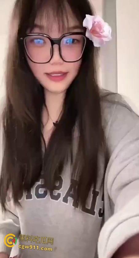 抖音高颜巨乳博主【小陆老师】，私密露点浴室自慰，抖胸乳夹捆绑样样精通，眼镜妹的反差骚劲真让人大跌眼界！-3