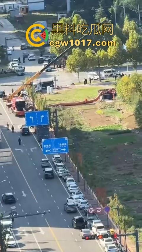 长春工地施工挖天然气挖出尸体,现场道路被封闭起来,怕是杀人灭口,抛死野外的,具体情况还得等待官方!-3