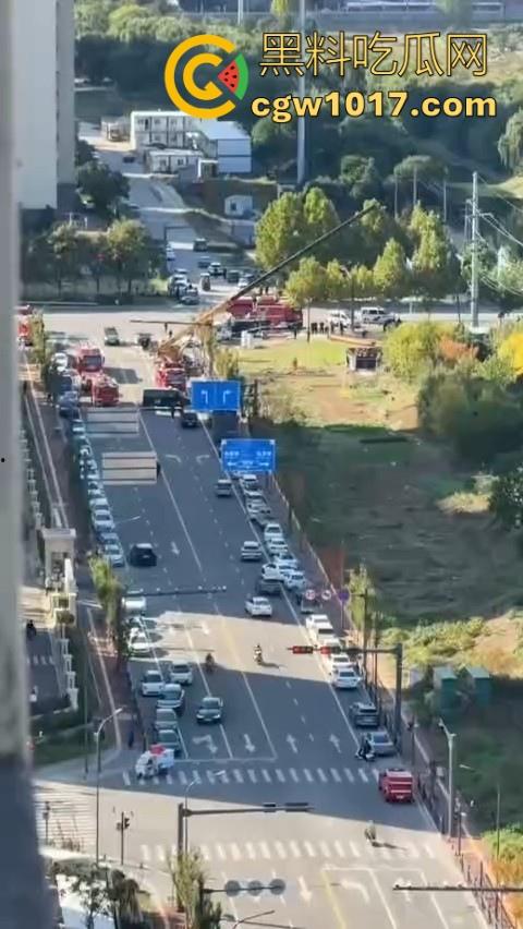 长春工地施工挖天然气挖出尸体,现场道路被封闭起来,怕是杀人灭口,抛死野外的,具体情况还得等待官方!-5