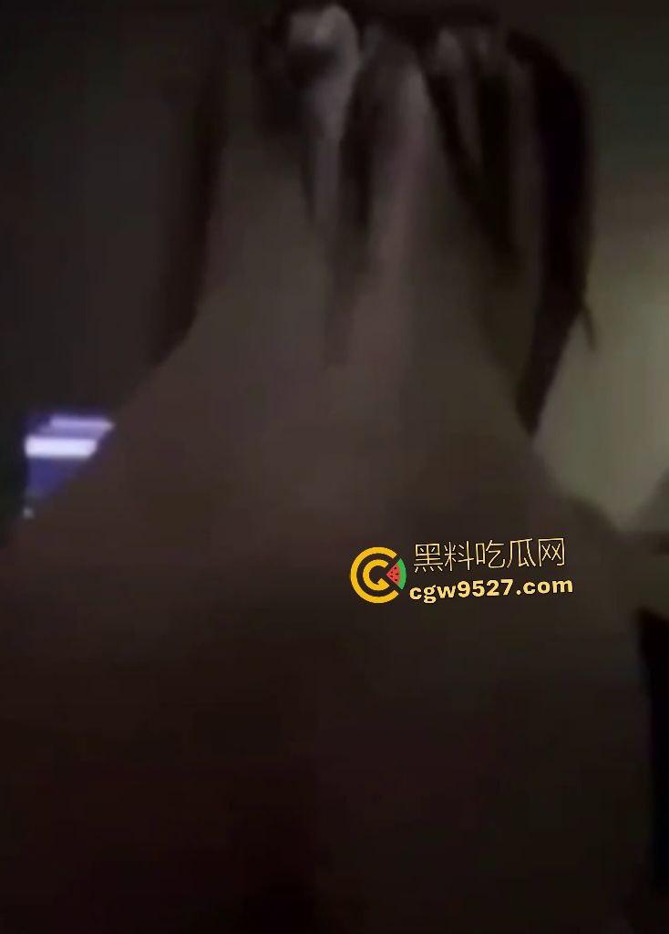 湖南花垣【杨静静】自拍喷水!刚毕业大学生被男友手插潮吹,骑乘鸡巴说是自己骑单车练的!-5