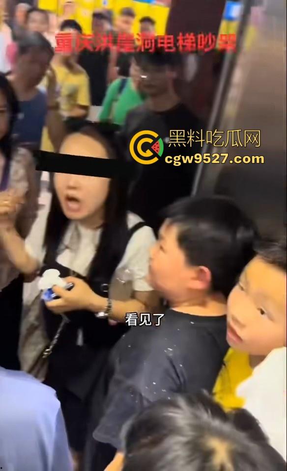 重庆洪崖洞电梯吵架,小孩大战中年老登,老登倚老卖老插队,小孩看不惯直接对骂,该有人出手治一下这些老东西了!-3