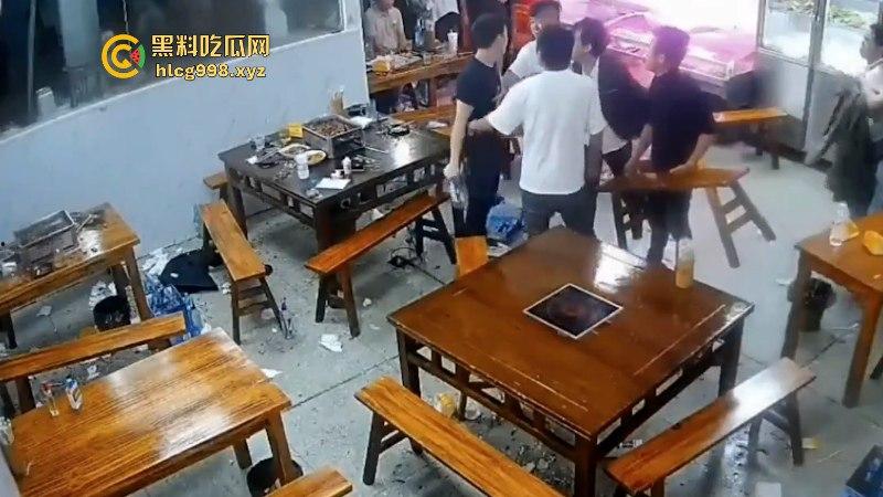 看什么看!男子吃饭时偷瞄了一眼隔壁桌的丝袜妹被群殴 场面看着真吓人!-3