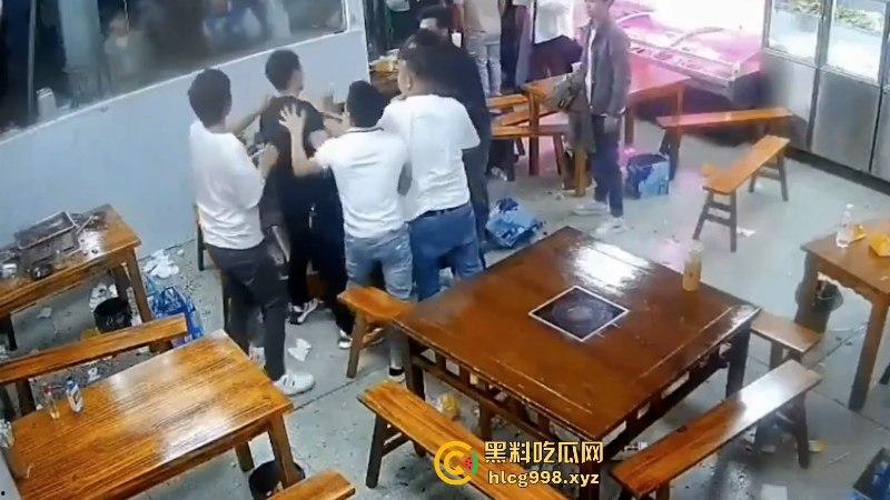 看什么看!男子吃饭时偷瞄了一眼隔壁桌的丝袜妹被群殴 场面看着真吓人!-7