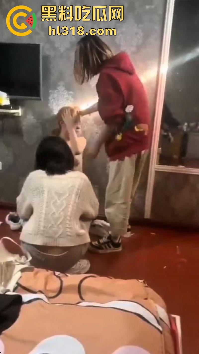 黄毛大奶精神小妹,遭社会人霸凌在屋里扒光,酒瓶玩穴各种凌虐,小妹已经报警,目前几个姐妹已经被逮捕!-1