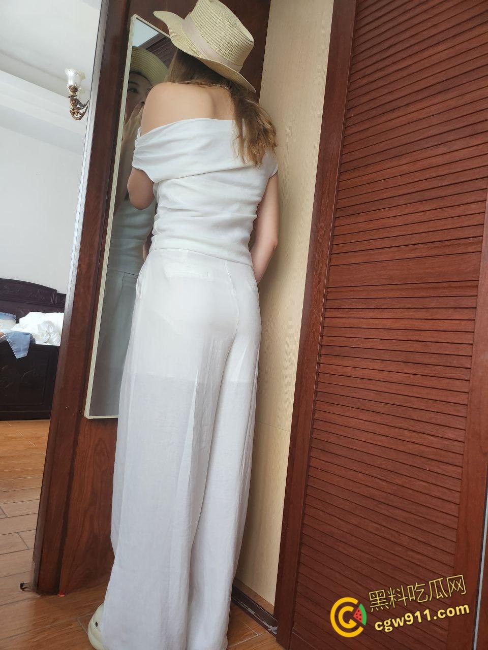 推特调教人妻大神【xiaoxin064】,约炮32岁韵味少妇,把少妇当成母狗边旅游边操,无套内射黑丝翘臀 !-1