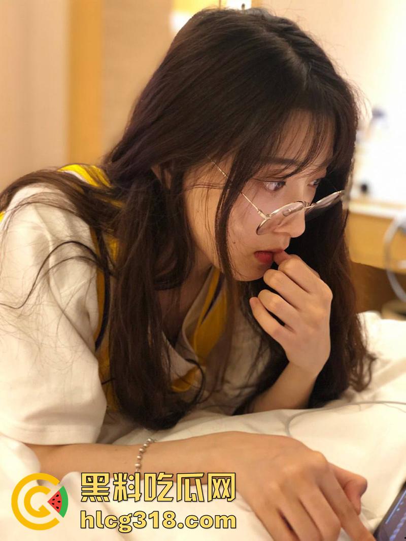 苏州财经大学【张薇薇】,身材纤细大奶校花,被曝为钱私下兼职卖淫,被金主爆操无毛嫩穴!-1