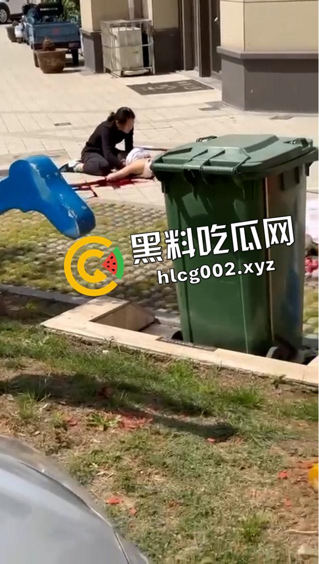 牙疼真要人命!女子被医生多拔了一颗牙 为报仇带刀直接捅死医生 现场血腥视频流出-3