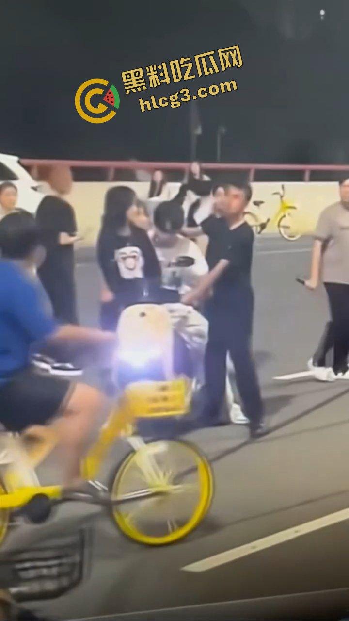 擒拿事件!便衣民警混入人群 捉拿 改装电动车精神小伙!直接无处遁形!-7