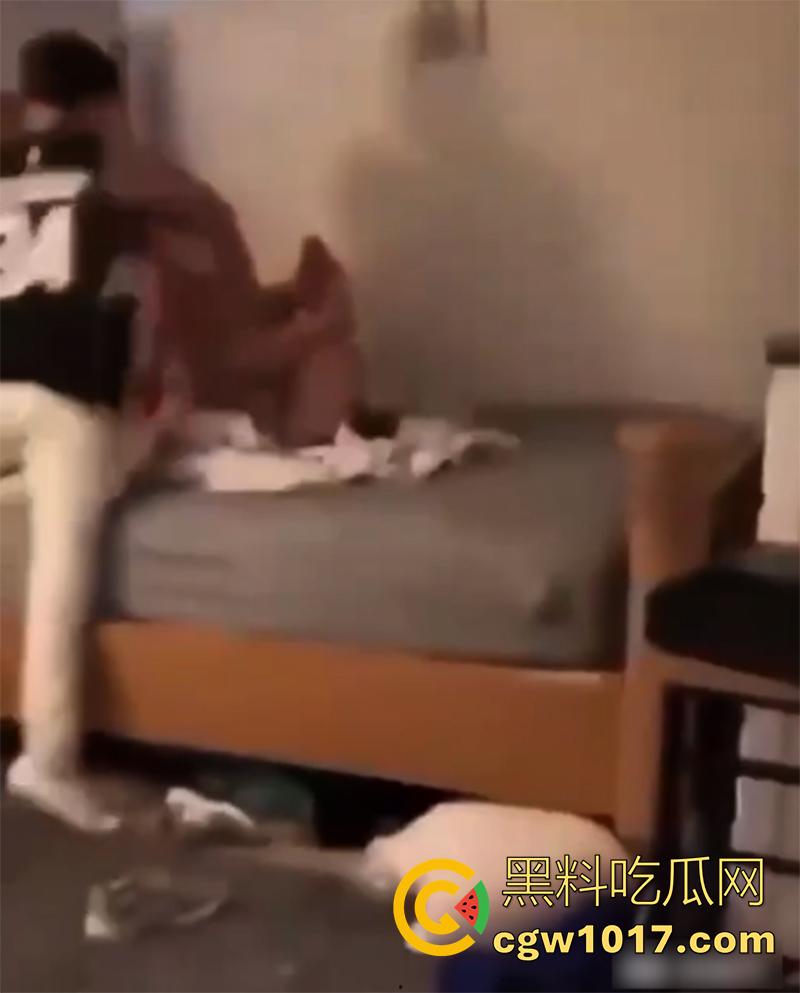 最屌捉奸时刻,都挨拳头了还没拔出来,全程对峙鸡巴一直在逼里,这是还打算继续么?不射出来誓不罢休啊!-3