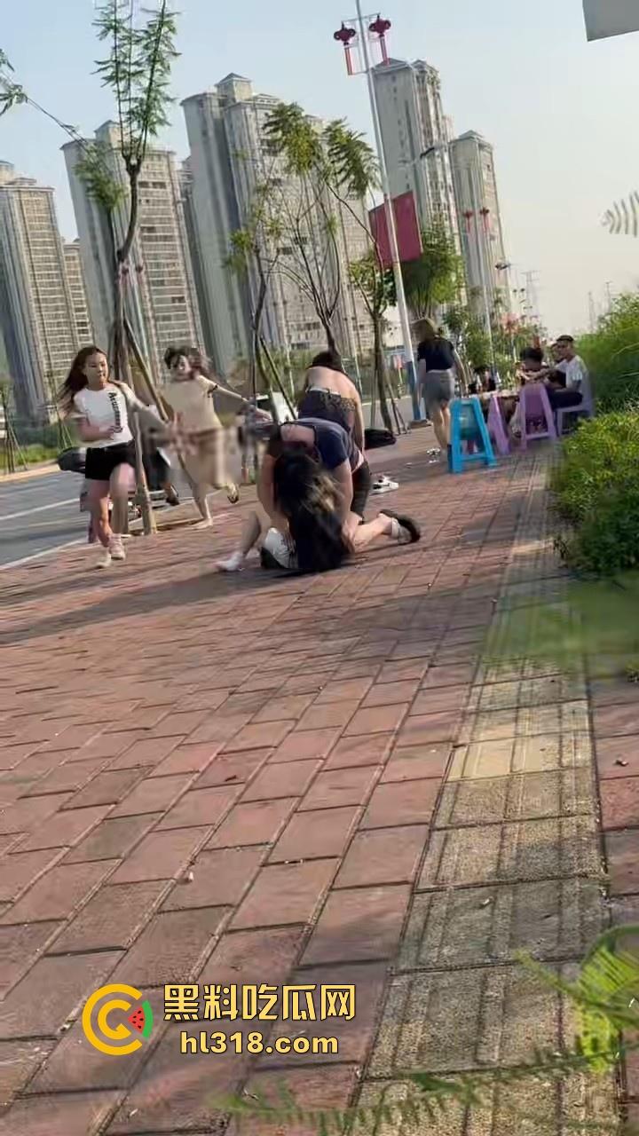 最爱看女人打架了,打得确实够猛,直接一群姐妹围上去,一个酒瓶子疯狂敲,旁边男的都看呆了!-4