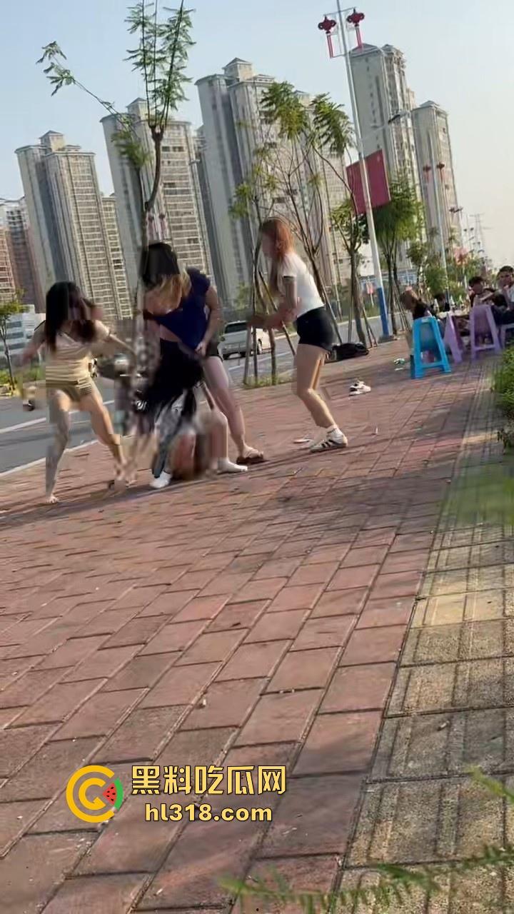 最爱看女人打架了,打得确实够猛,直接一群姐妹围上去,一个酒瓶子疯狂敲,旁边男的都看呆了!-5