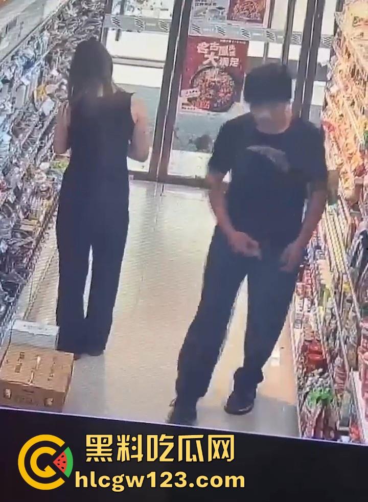 超市惊现安踏变态男!在嫩妹面前盯着蜜臀 掏鸡巴狂甩 变态露出癖好令人瞠目!-1