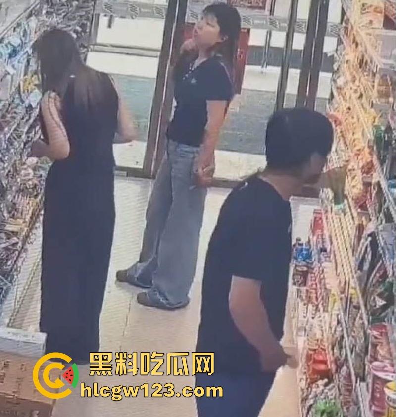 超市惊现安踏变态男!在嫩妹面前盯着蜜臀 掏鸡巴狂甩 变态露出癖好令人瞠目!-6