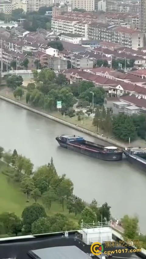 丹阳女司机油门当刹车,车子冲破栏杆栽进九曲河,幸好车窗围观女司机命大脱险,惊魂未定一出湿身戏!-2