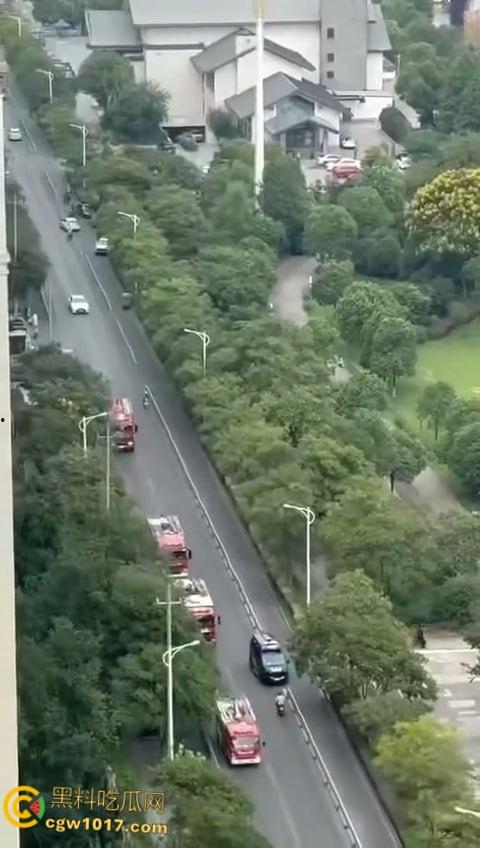 丹阳女司机油门当刹车,车子冲破栏杆栽进九曲河,幸好车窗围观女司机命大脱险,惊魂未定一出湿身戏!-3