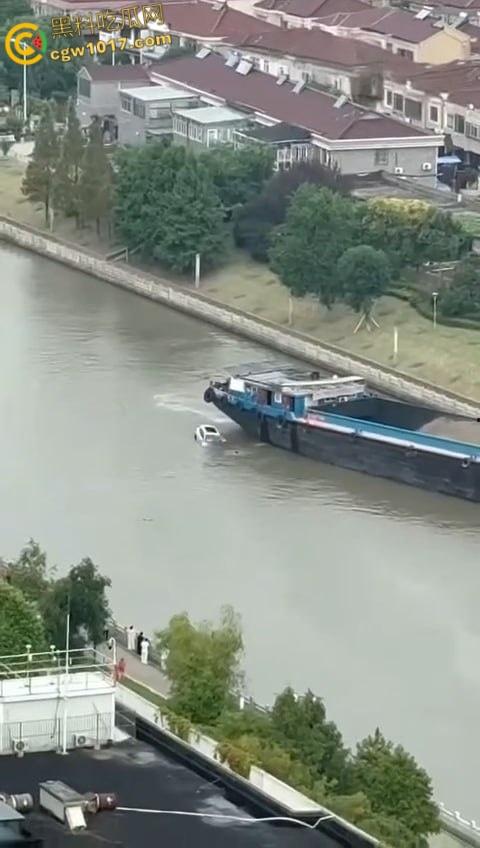 丹阳女司机油门当刹车,车子冲破栏杆栽进九曲河,幸好车窗围观女司机命大脱险,惊魂未定一出湿身戏!-5